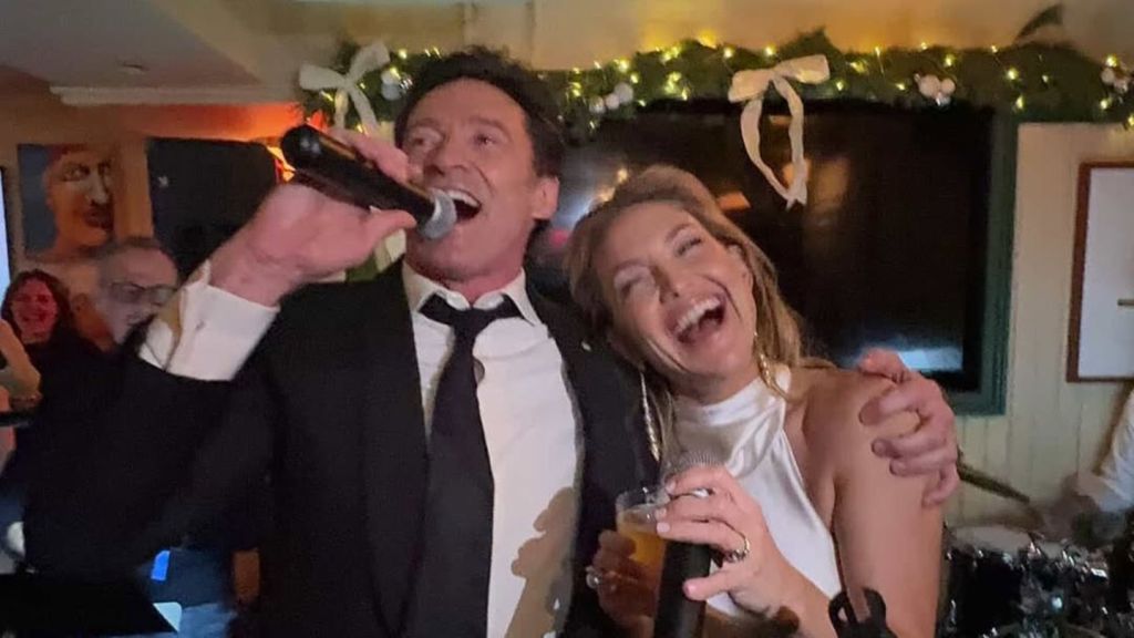 Vivid Hugh Jackman, Kate Hudson Surprise Bar Patrons With Singalong Design for Your Screen Vivid Hugh Jackman, Kate Hudson Surprise Bar Patrons With Singalong Design for Your Screen